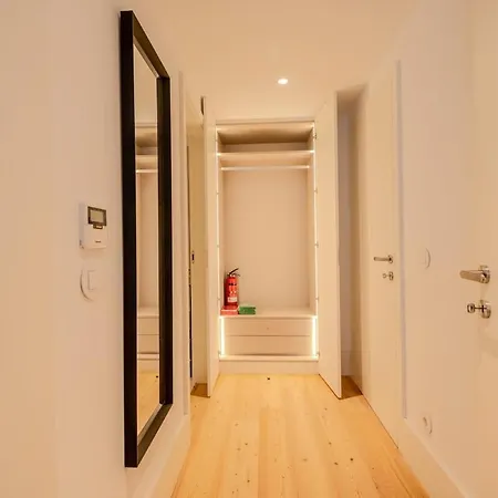 Bonjardim Suite, By Bolhao Market